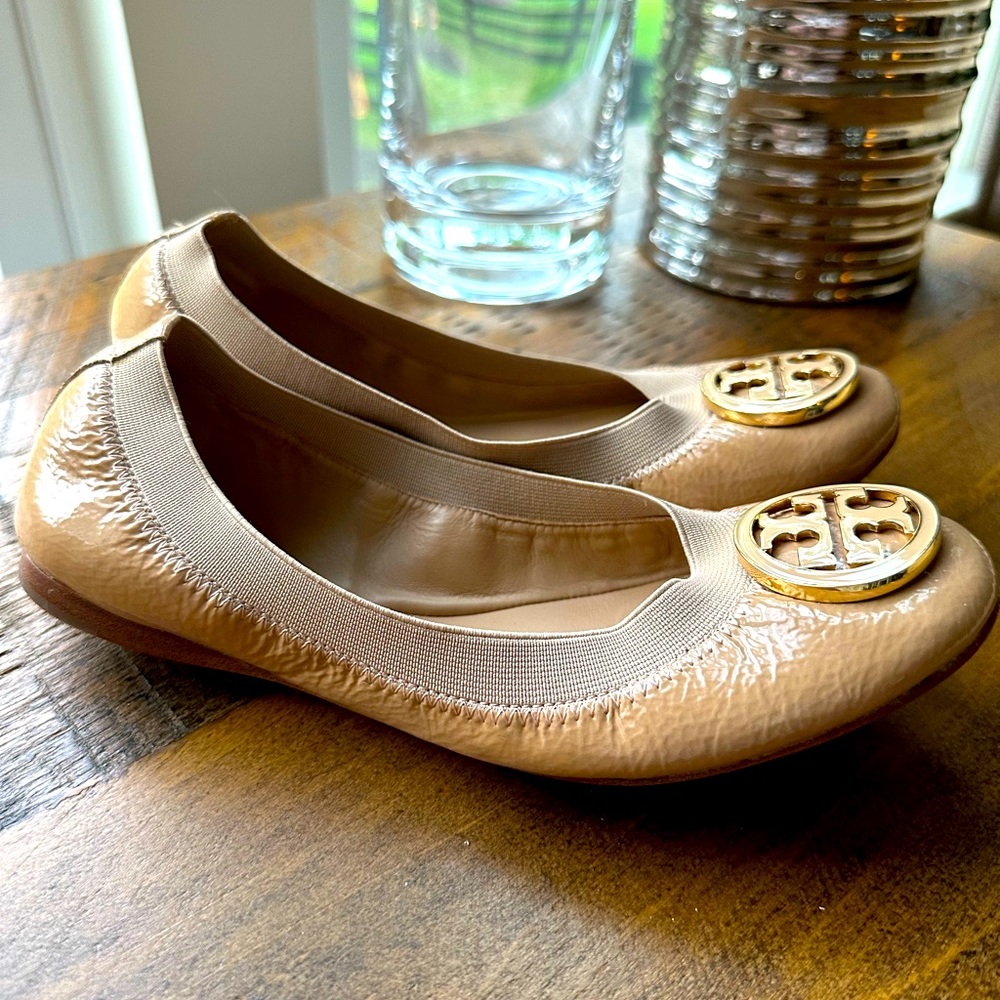Tory Burch Caroline Patent Leather, Enamel Inlaid Logo Ballet Flats Sz 5.5